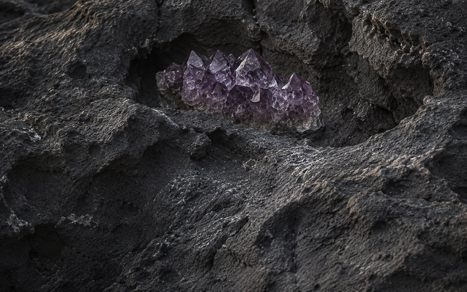 Amethyst stone image for the L&H Atelier Stone Library jewelry guide