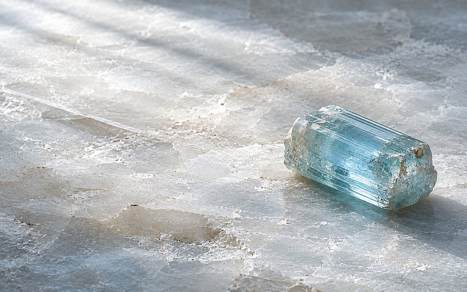 Aquamarine stone image for the L&H Atelier Stone Library jewelry guide