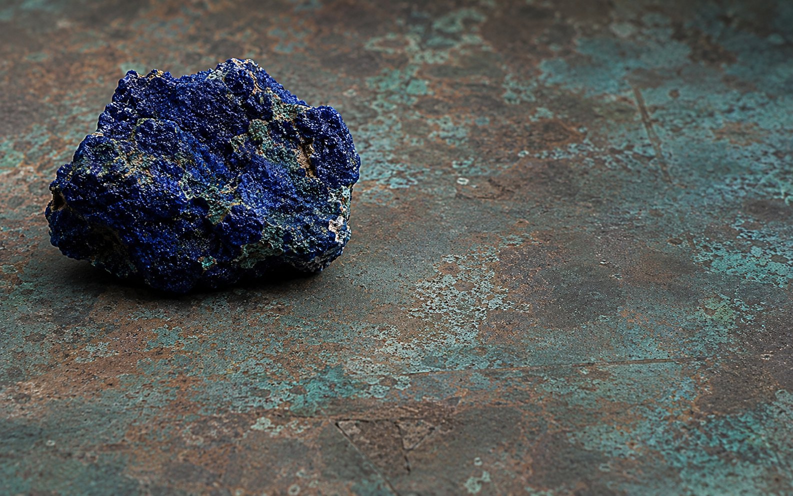 Azurite stone image for the L&H Atelier Stone Library jewelry guide