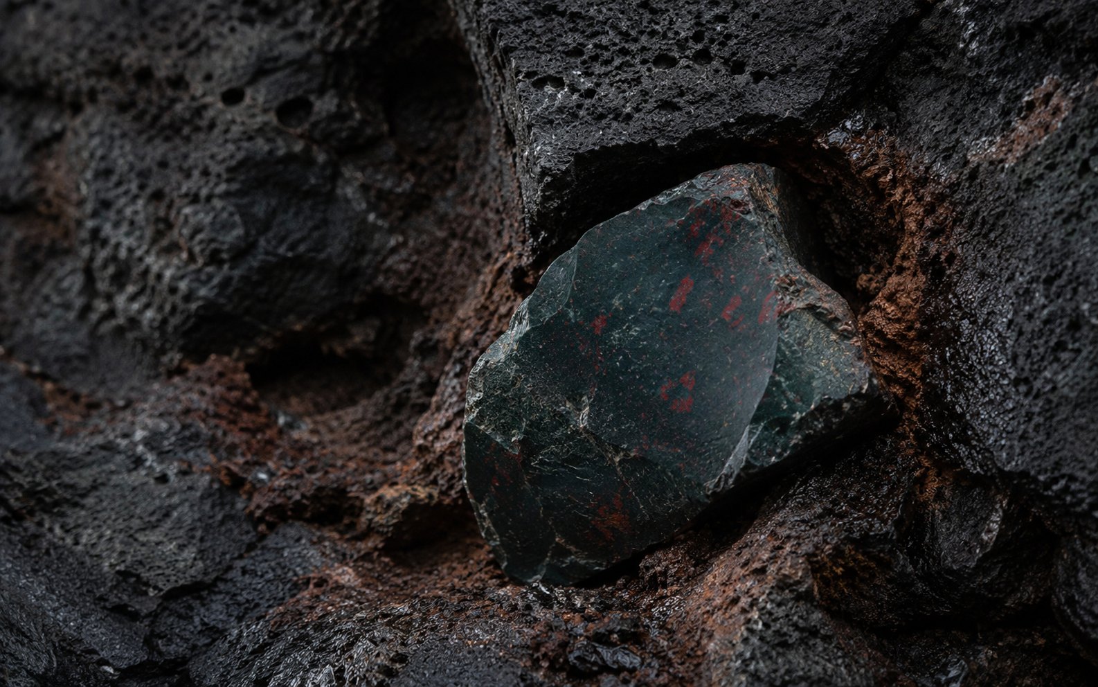 Bloodstone stone image for the L&H Atelier Stone Library jewelry guide
