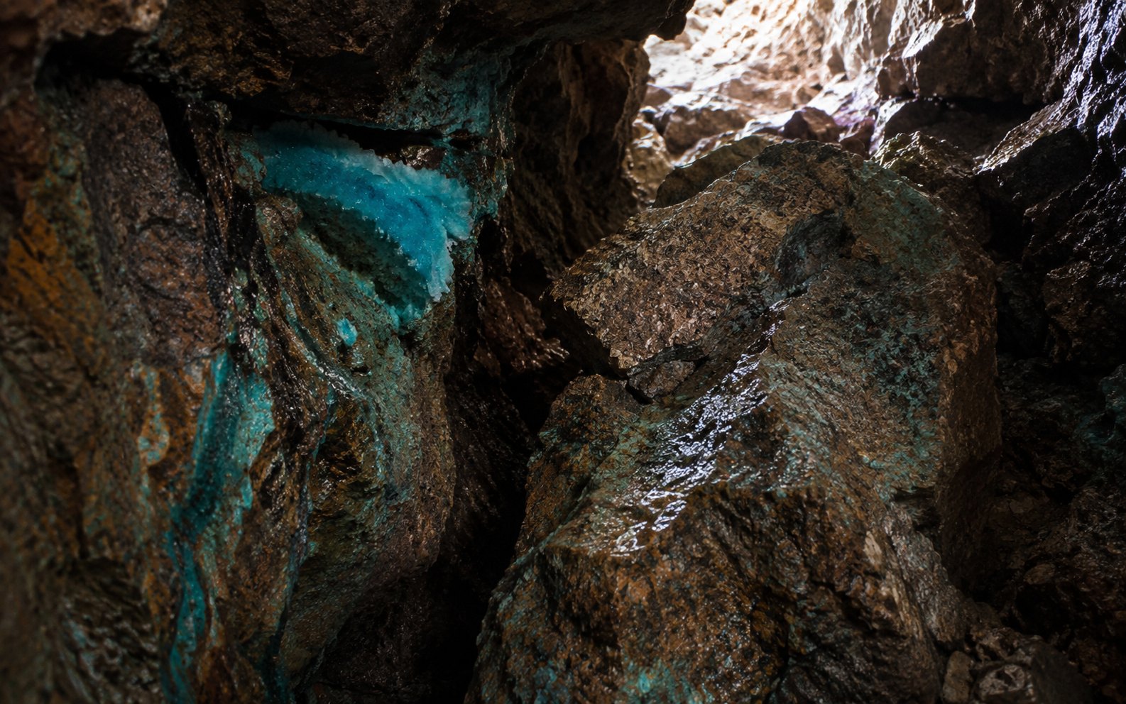 Chrysocolla stone image for the L&H Atelier Stone Library jewelry guide