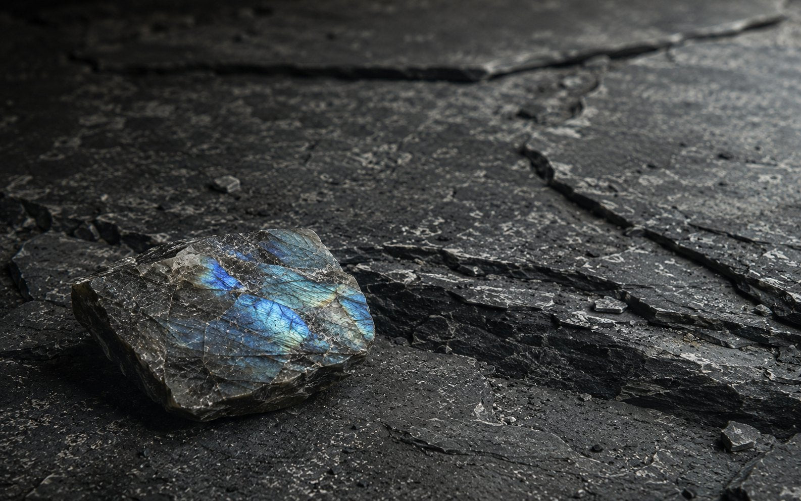 Labradorite stone image for the L&H Atelier Stone Library jewelry guide