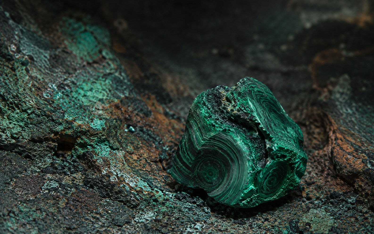 Malachite stone image for the L&H Atelier Stone Library jewelry guide