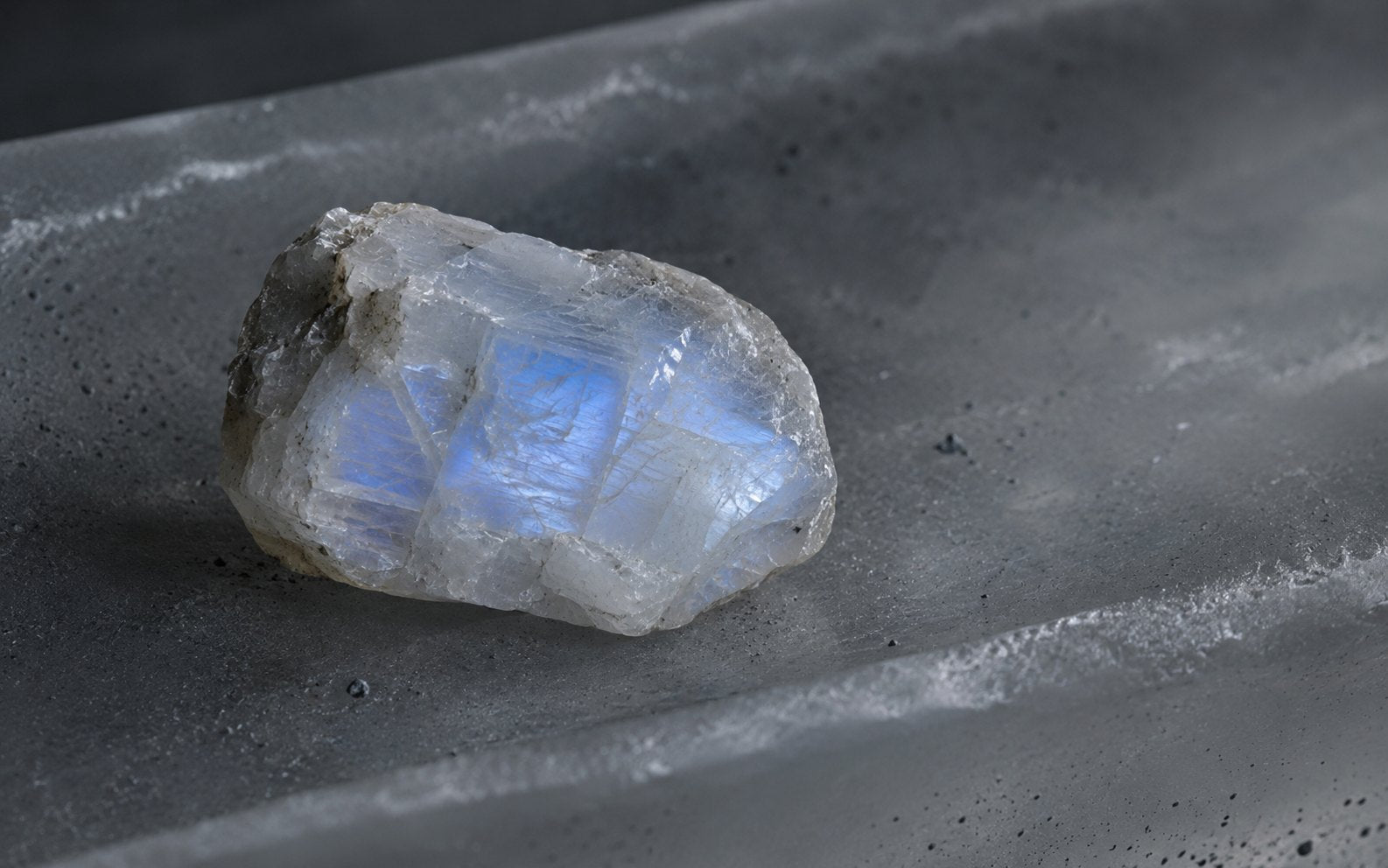 Moonstone stone image for the L&H Atelier Stone Library jewelry guide