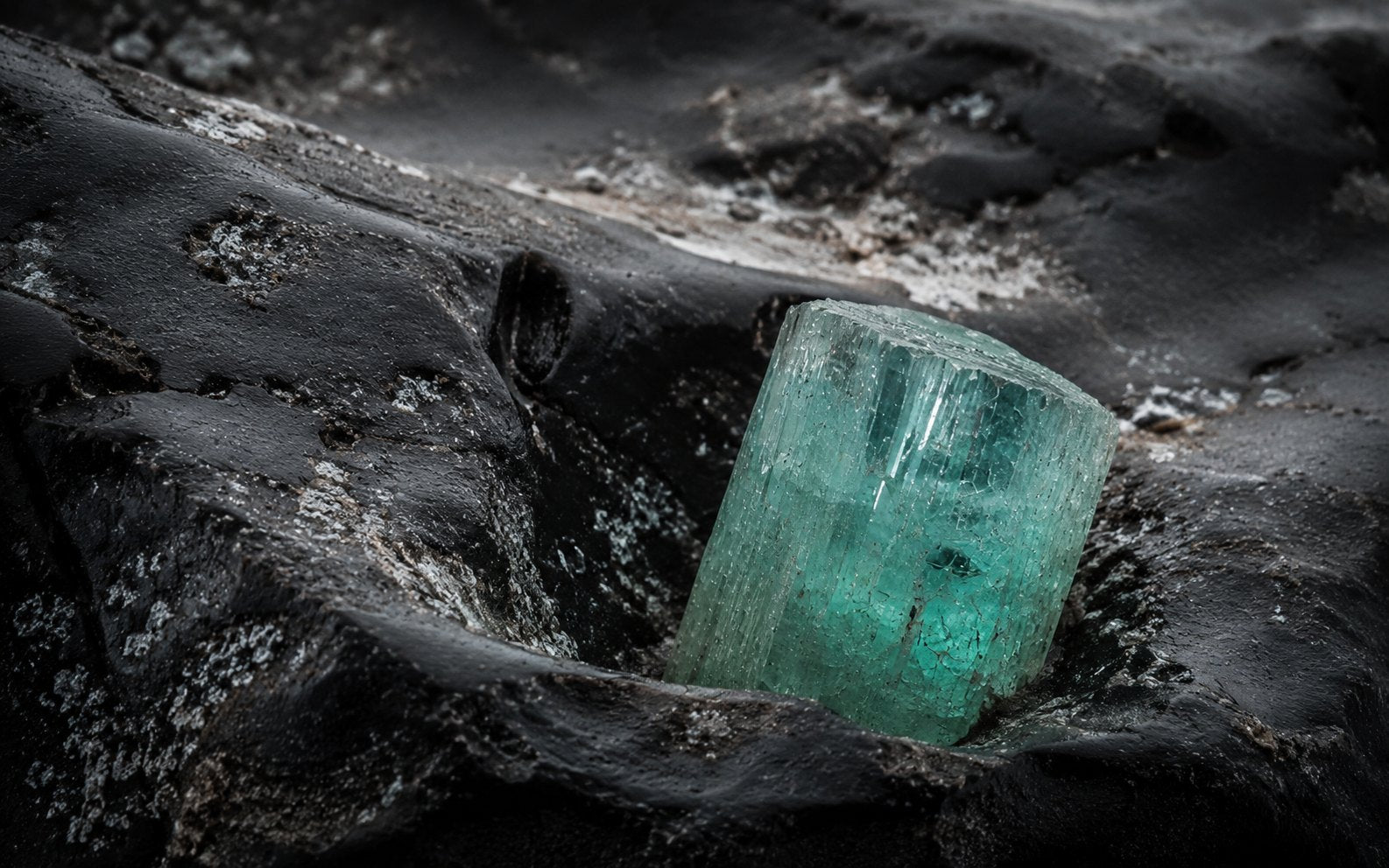 Paraiba Tourmaline stone image for the L&H Atelier Stone Library jewelry guide
