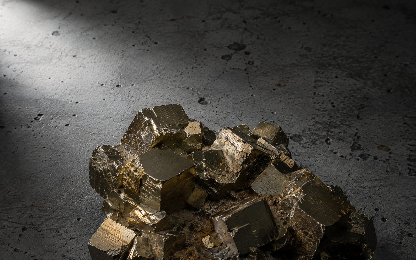 Pyrite stone image for the L&H Atelier Stone Library jewelry guide