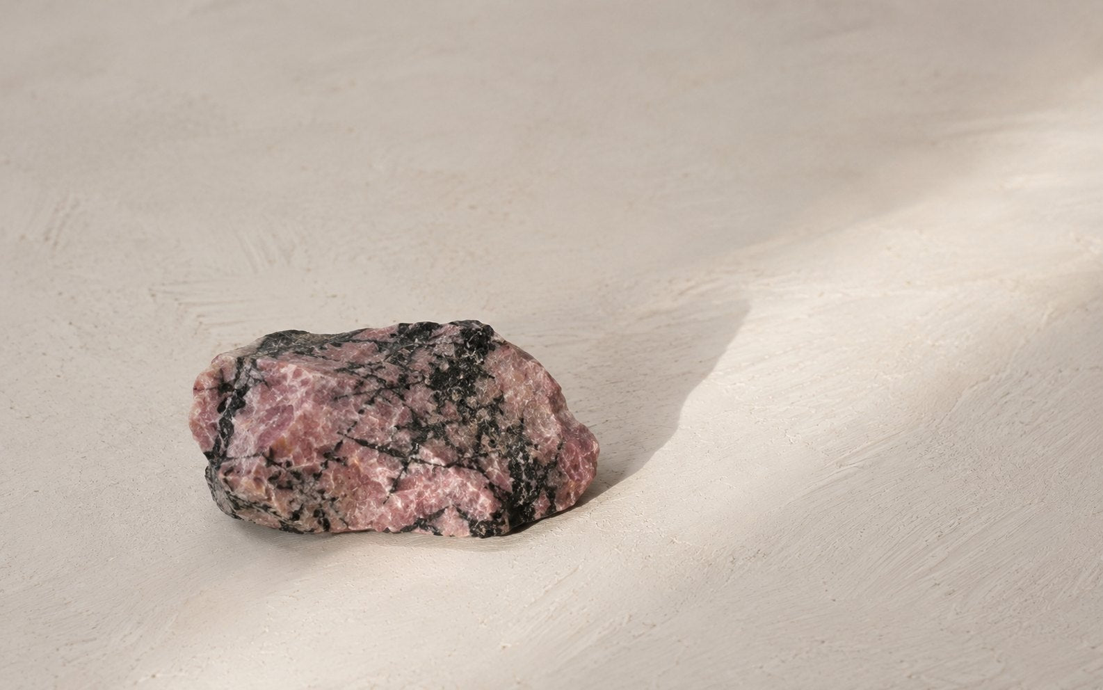 Rhodonite stone image for the L&H Atelier Stone Library jewelry guide