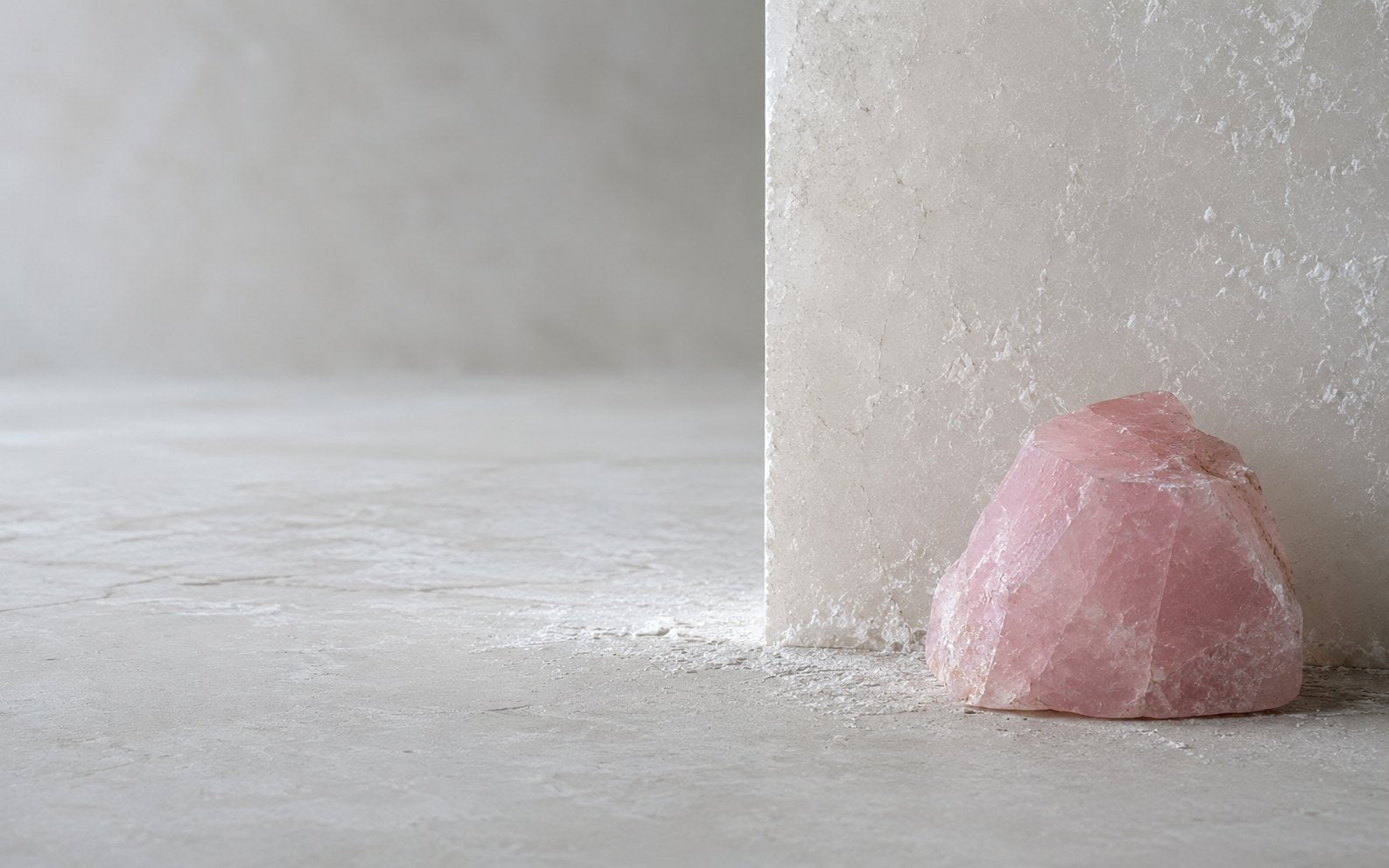Rose Quartz stone image for the L&H Atelier Stone Library jewelry guide
