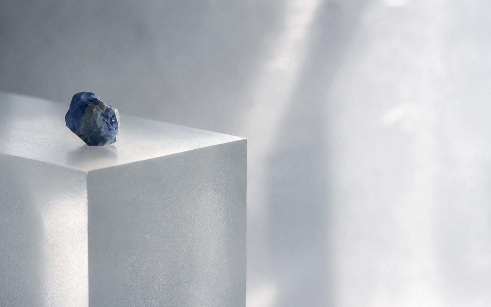 Sapphire stone image for the L&H Atelier Stone Library jewelry guide