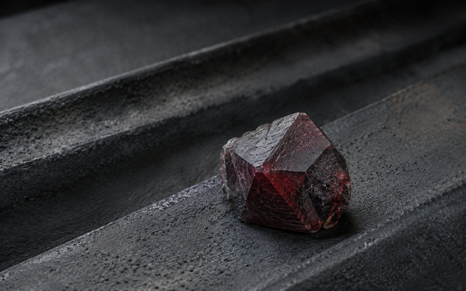 Spinel stone image for the L&H Atelier Stone Library jewelry guide