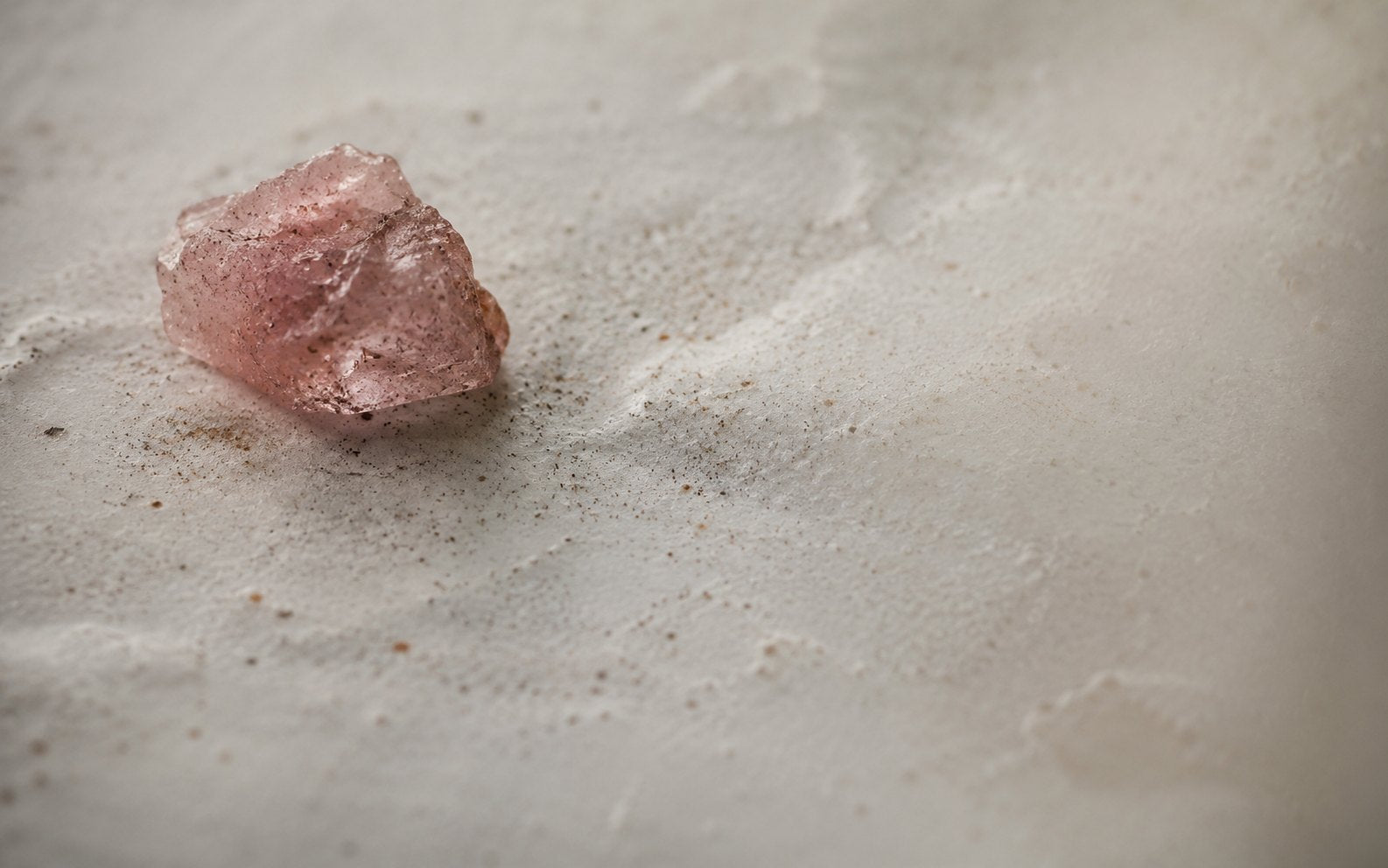 Strawberry Quartz stone image for the L&H Atelier Stone Library jewelry guide