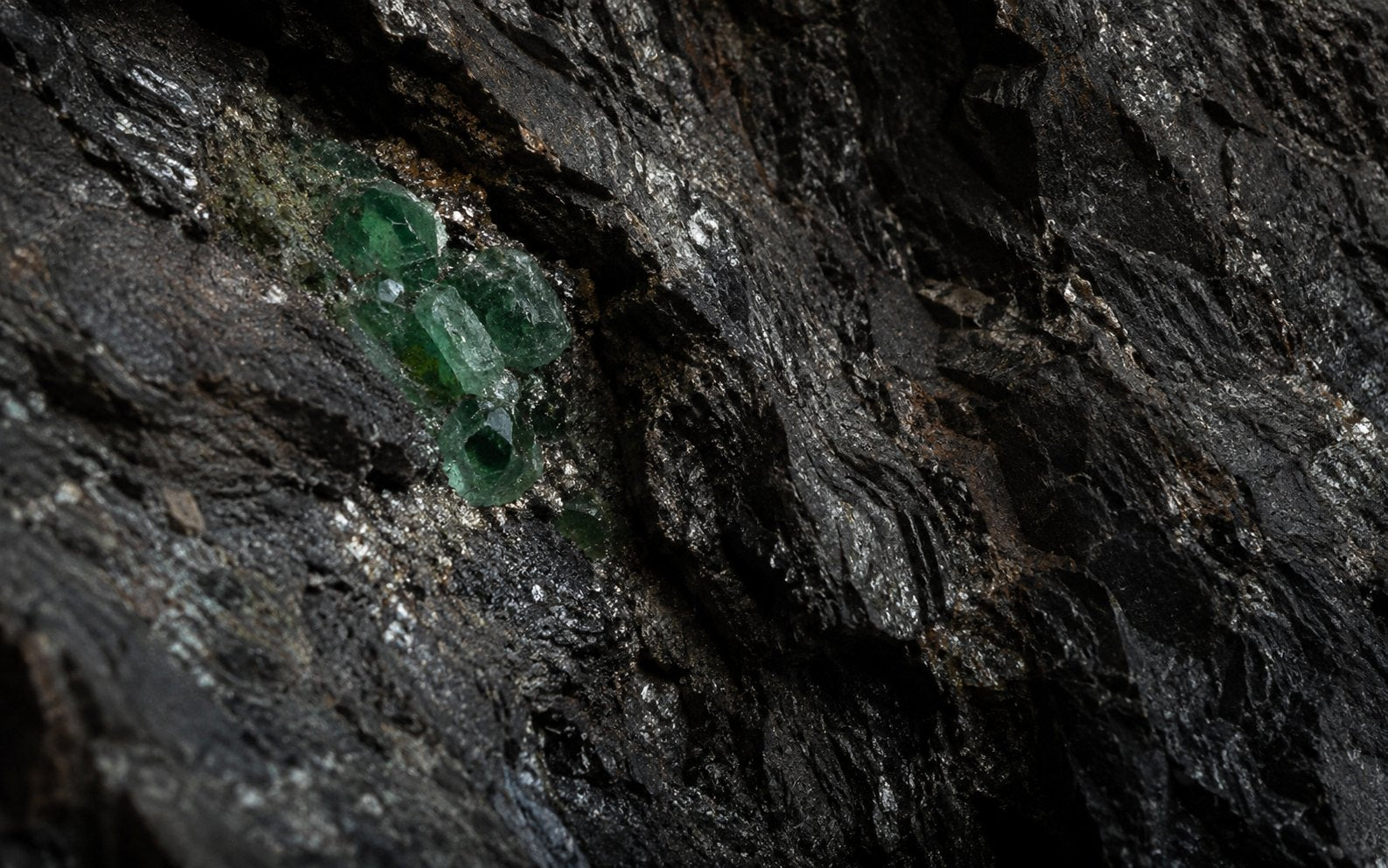 Tsavorite Garnet stone image for the L&H Atelier Stone Library jewelry guide